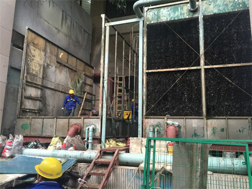 FRP冷卻水塔機箱滲漏修復“align= FRP冷卻水塔機箱漏水修復